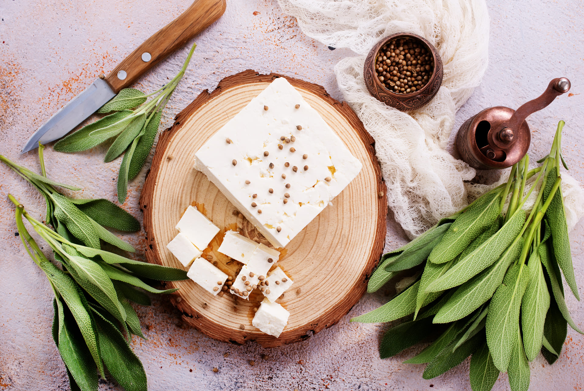 Zdjęcie prezentuje kostki tofu na talerzu, udekorowane świeżymi ziołami i sosem sojowym. Otoczenie warzyw nadaje potrawie atrakcyjny wygląd. Ujęcie podkreśla, jak tofu wpływa na urozmaicenie diety pudełkowej i dobre samopoczucie.